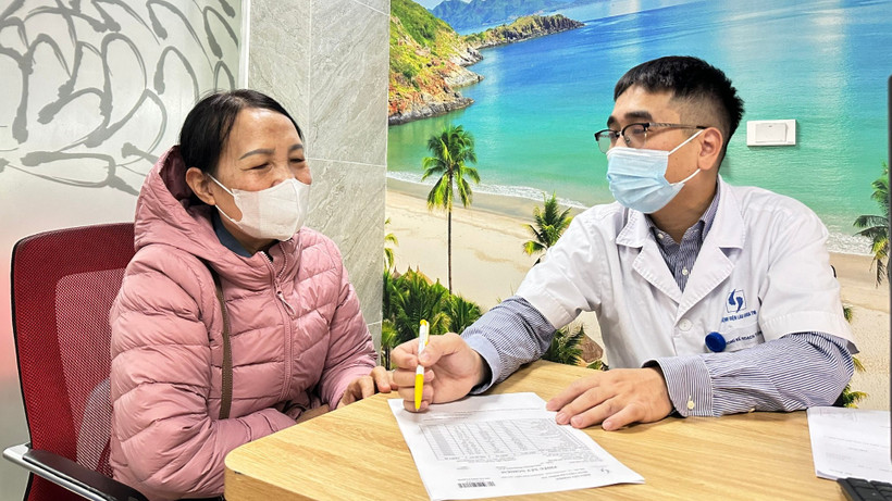 Bác sĩ tư vấn cho người bệnh.