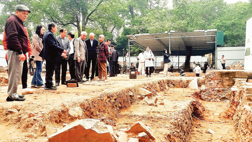 Các nhà khoa học thảo luận về phát hiện khảo cổ tại Hoàng thành Thăng Long năm 2025.