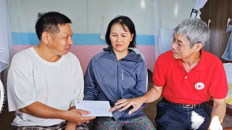 Đại diện Hội chữ thập tỉnh Thanh Hóa trao khoản hỗ trợ của Trung ương hội Chữ thập đỏ cho người bị thương do bão số 10 ở Thanh Hóa.