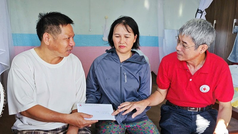 Đại diện Hội chữ thập tỉnh Thanh Hóa trao khoản hỗ trợ của Trung ương hội Chữ thập đỏ cho người bị thương do bão số 10 ở Thanh Hóa.
