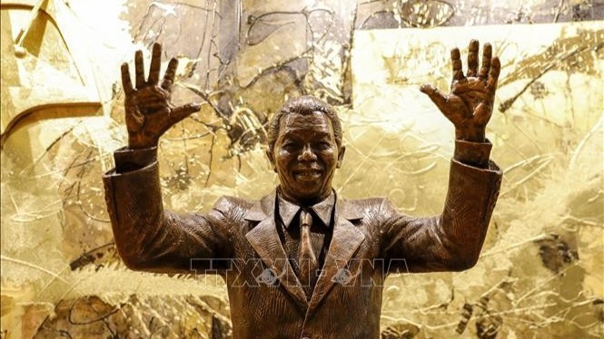Bức tượng cố Tổng thống Nam Phi Nelson Mandela được trưng bày trong lễ khánh thành tại trụ sở Liên hợp quốc ở New York (Mỹ). (Ảnh tư liệu: THX/TTXVN)