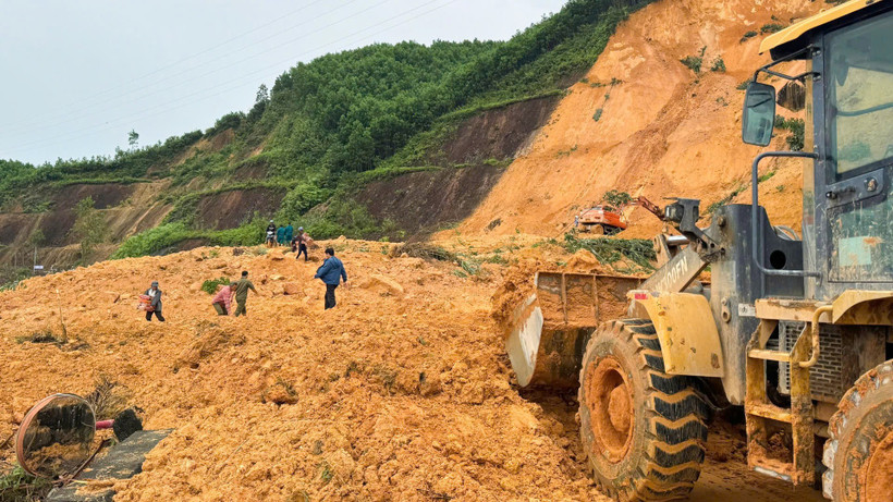 Quốc lộ 40B qua địa phận xã Trà Tân sạt lở vùi lấp mặt đường khiến giao thông tại vị trí này tê liệt hoàn toàn. (Ảnh: LÊ ANH QUÂN-ĐỖ VẠN)