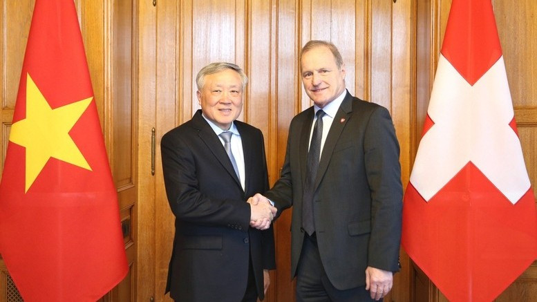 Phó Thủ tướng Thường trực Chính phủ Nguyễn Hòa Bình chào xã giao Chủ tịch Hạ viện Thụy Sĩ Pierre André Page. (Ảnh: VGP/Nguyễn Hoàng)