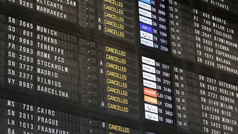 Bảng thông tin chuyến bay tại Sân bay Brussels ở Zaventem (Bỉ). (Ảnh: THX/TTXVN)