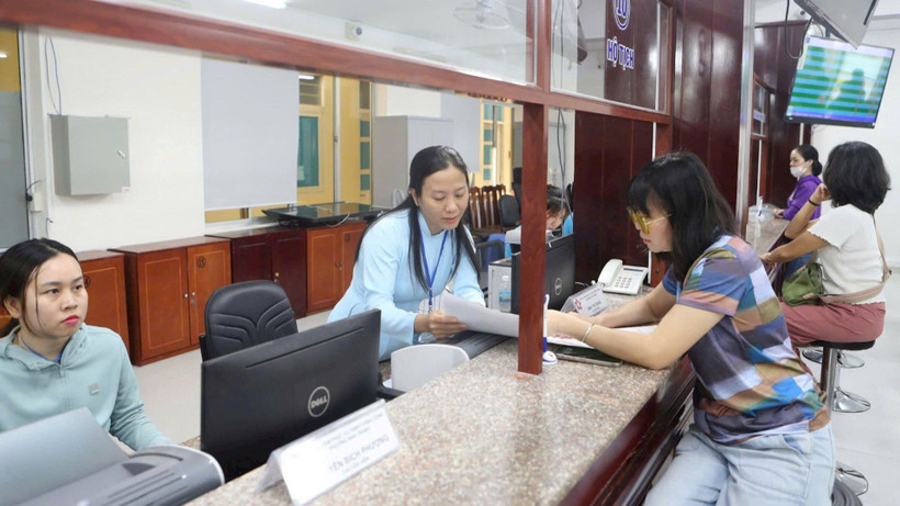 Người dân làm thủ tục hành chính tại phường Nha Trang, tỉnh Khánh Hòa.