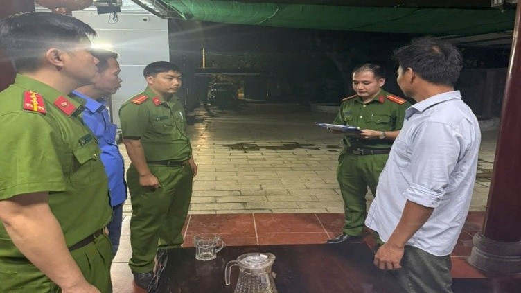 Lực lượng Cơ quan Cảnh sát điều tra Công an tỉnh Đồng Nai thi hành lệnh bắt Nguyễn Ngọc Thắng (áo xanh).