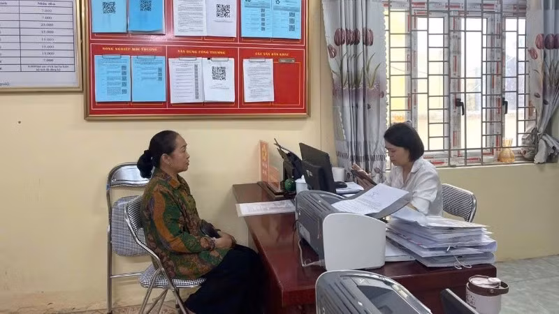 Giải quyết thủ tục hành chính cho người dân tại Trung tâm Phục vụ hành chính công phường Đức Xuân.