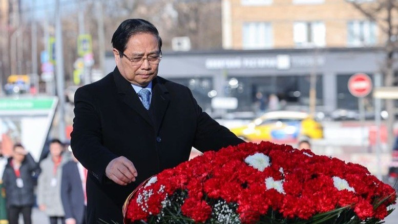 Thủ tướng Phạm Minh Chính dâng hoa tại Tượng đài Chủ tịch Hồ Chí Minh ở Moskva, Liên bang Nga. (Ảnh: VGP/Nhật Bắc)