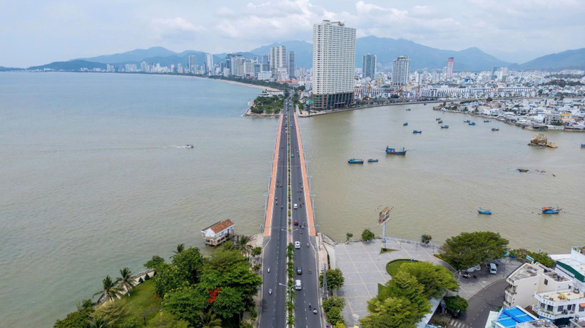 Cầu Trần Phú là một trong những công trình giao thông huyết mạch, tạo tiền đề phát triển kinh tế-xã hội của tỉnh Khánh Hòa. (Ảnh: MỸ HÀ)