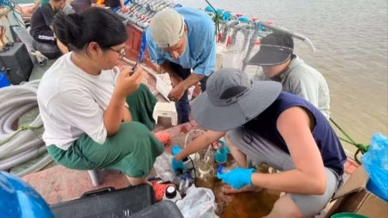 Các nhà nghiên cứu thu thập mẫu để phân tích, đánh giá tác động của rác thải nhựa với môi trường và sức khỏe con người. (Ảnh: THÚY HƯỜNG)