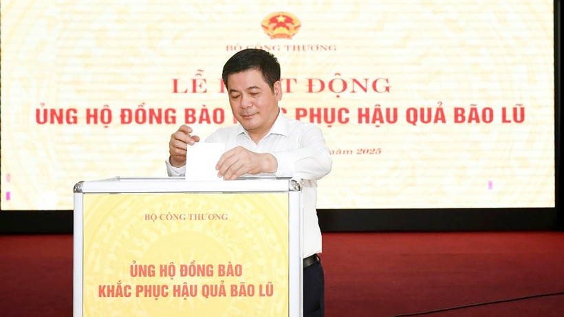 Bộ trưởng Công thương Nguyễn Hồng Diên ủng hộ đồng bào khắc phục hậu quả bão lũ.