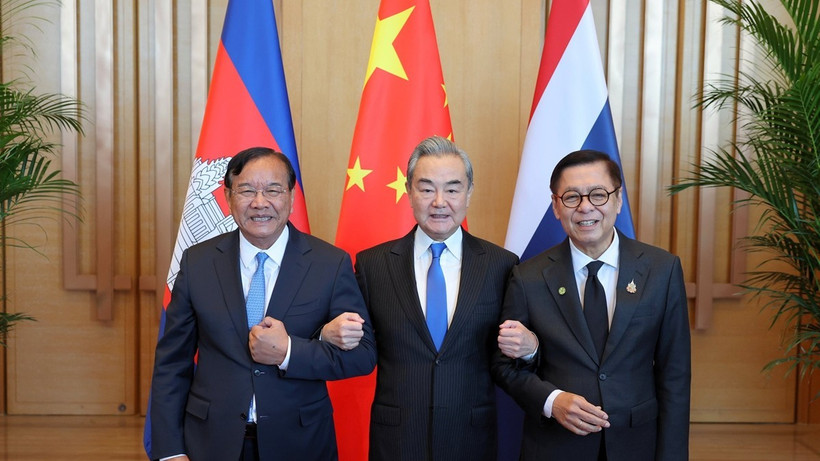 Từ trái qua phải: Bộ trưởng Ngoại giao Campuchia Prak Sokhonn, Bộ trưởng Ngoại giao Trung Quốc Vương Nghị, Bộ trưởng Ngoại giao Thái Lan Sihasak Phuangketkeow. (Ảnh: Bộ Ngoại giao Trung Quốc)