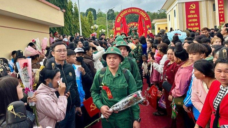 Thanh niên con em các dân tộc tỉnh Điện Biên lên đường nhập ngũ. (Ảnh: ĐỨC HẠNH)