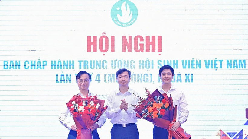 Bí thư Trung ương Đoàn, Chủ tịch Hội Sinh viên Việt Nam Nguyễn Minh Triết (ở giữa) tặng hoa chúc mừng hai Phó Chủ tịch Hội Sinh viên Việt Nam nhiệm kỳ 2023-2028.