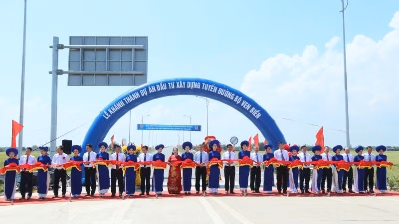 Cắt băng khánh thành tuyến đường bộ ven biển trên địa bàn tỉnh Hưng Yên.