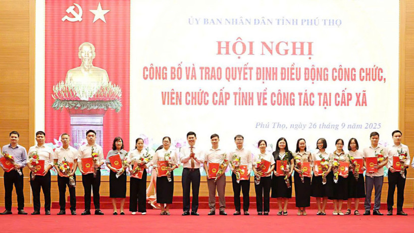 Giám đốc Sở Nội vụ Trần Việt Cường tặng hoa cho công chức được điều động về xã.
