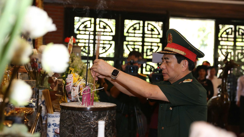 Đại tướng Phan Văn Giang và đoàn công tác dâng hoa, dâng hương tại đền thờ Chủ tịch Hồ Chí Minh.