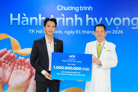 Đại diện ACB, Chủ tịch Trần Hùng Huy, trao tặng 1 tỷ đồng cho Phó Giáo sư, Tiến sĩ, bác sĩ Trương Quang Định, Giám đốc Bệnh viện Nhi đồng Thành phố Hồ Chí Minh.