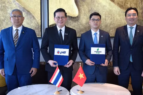 Bí thư Đảng ủy, Chủ tịch Hội đồng Quản trị PV GAS Nguyễn Thanh Bình và Phó Tổng Giám đốc PV GAS Nguyễn Phúc Tuệ chụp ảnh lưu niệm sau lễ ký kết thỏa thuận hợp tác giữa PV GAS và PTT.