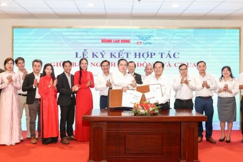 Lễ ký kết hợp tác giữa CT UAV và Báo Người Lao Động.