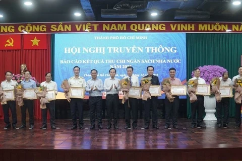 Lãnh đạo Thành phố Hồ Chí Minh trao bằng khen cho các đơn vị có thành tích xuất sắc trong công tác thu ngân sách Nhà nước trên địa bàn Thành phố.