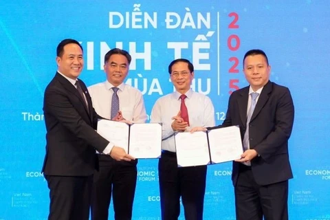 Ông Hà Huy Cường, Phó Tổng Giám đốc Nam A Bank (bìa trái) và đại diện HCMC C4IR ký kết Biên bản ghi nhớ dưới sự chứng kiến của Phó Thủ tướng Bùi Thanh Sơn và ông Nguyễn Lộc Hà - Phó Chủ tịch Thường trực Ủy ban nhân dân Thành phố Hồ Chí Minh.