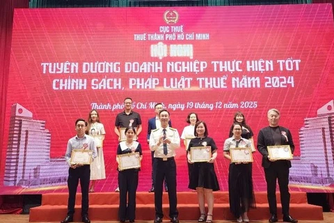 Ông Đoàn Minh Dũng, Trưởng Thuế Thành phố Hồ Chí Minh trao Giấy khen, tuyên dương doanh nghiệp tiêu biểu.