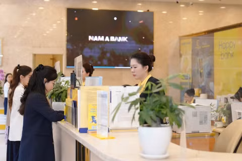 Khách hàng giao dịch tại Nam A Bank.