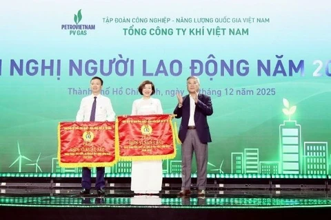 Đồng chí Đỗ Chí Thanh - Phó Tổng Giám đốc Petrovietnam trao cờ thi đua của Công đoàn Petrovietnam cho các tập thể của PV GAS.
