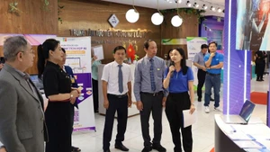 Các đại biểu tham quan các gian hàng trưng bày sản phẩm tại Tuần lễ kết nối giao thương.