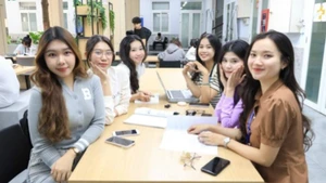Sinh viên Trường đại học Luật Thành phố Hồ Chí Minh trao đổi học tập.