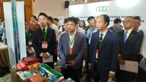 Các đại biểu tham quan các gian hàng trưng bày công nghệ tại Biztech 2025.