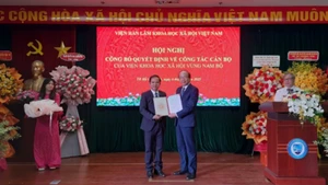 Trao Quyết định bổ nhiệm Phó Giáo sư, Tiến sĩ Vũ Tuấn Hưng giữ chức Viện trưởng Viện Khoa học xã hội vùng Nam Bộ. 