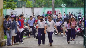 Các thí sinh tự tin bước vào kỳ thi.