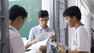 Thí sinh làm thủ tục vào phòng thi.