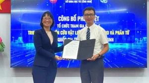 Bà Trần Thị Diệu Thúy, Phó Chủ tịch Ủy ban nhân dân Thành phố Hồ Chí Minh trao Giấy chứng nhận cho Trung tâm Nghiên cứu vật liệu cấu trúc nano và phân tử.