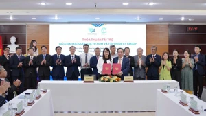 Đại học Quốc gia Thành phố Hồ Chí Minh và CT Group ký kết thỏa thuận hợp tác.