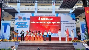 Đồng chí Nguyễn Văn Được, Chủ tịch Ủy ban nhân dân Thành phố Hồ Chí Minh trao Huân chương Lao động hạng Nhì của Chủ tịch nước cho tập thể Trường Trung học phổ thông Trần Phú.