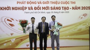 Lãnh đạo Trường đại học Kiến trúc Thành phố Hồ Chí Minh tặng quà lưu niệm cho các đơn vị đồng tổ chức.