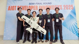 Các thành viên nhóm cùng sản phẩm tham gia Cuộc thi Phát triển Ứng dụng AIoT Developer InnoWorks 2025.