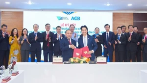 Đại học Quốc gia Thành phố Hồ Chí Minh và ACB ký kết triển khai chương trình “ACB đồng hành cùng sinh viên Đại học Quốc gia Thành phố Hồ Chí Minh”.