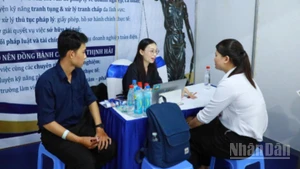 Nhà tuyển dụng phỏng vấn sinh viên tại ngày hội việc làm.