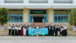 Sinh viên chụp ảnh lưu niệm.