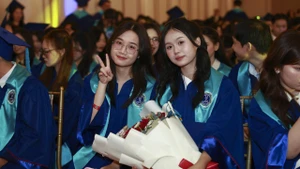 Các tân cử nhân rạng rỡ trong ngày nhận bằng tốt nghiệp.