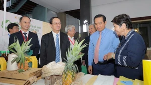 Các đại biểu tham quan các sản phẩm xanh được trưng bày tại Diễn đàn.