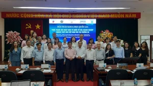 Đại biểu tham dự hội thảo chụp ảnh lưu niệm.
