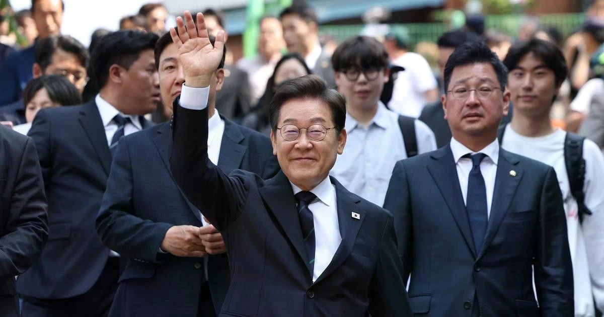 Ứng cử viên Tổng thống Hàn Quốc Lee Jae-myung của đảng Dân chủ sau khi bỏ phiếu sớm bầu Tổng thống tại điểm bầu cử ở Seoul ngày 29/5. (Ảnh: Yonhap/TTXVN)