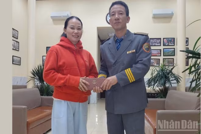 Đại diện tổ tàu bàn giao toàn bộ tài sản và giấy tờ cho bà Vi Thủy Tâm