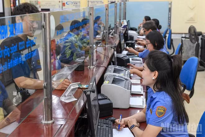 Nhằm chia sẻ lợi ích với hành khách trong bối cảnh giá nhiên liệu trong nước liên tục giảm, ngành đường sắt sẽ thực hiện giảm 10% giá vé đối với các đoàn tàu khách bắc-nam trong thời gian từ ngày 1/7 đến hết ngày 16/8/2026.
