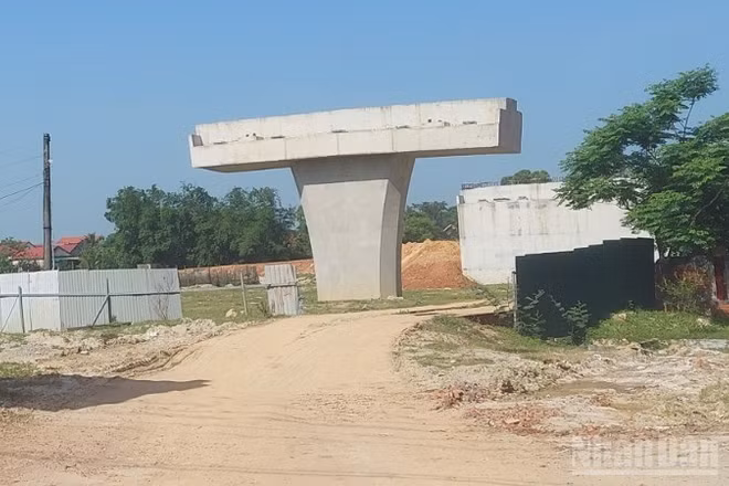 Dự án thành phần 1-đầu tư xây dựng Quốc lộ 12A đoạn tránh thị xã Ba Đồn vẫn đang đình trệ nguyên nhân từ công tác giải phóng mặt bằng chưa được dứt điểm. (Ảnh: Hoàng Phúc)